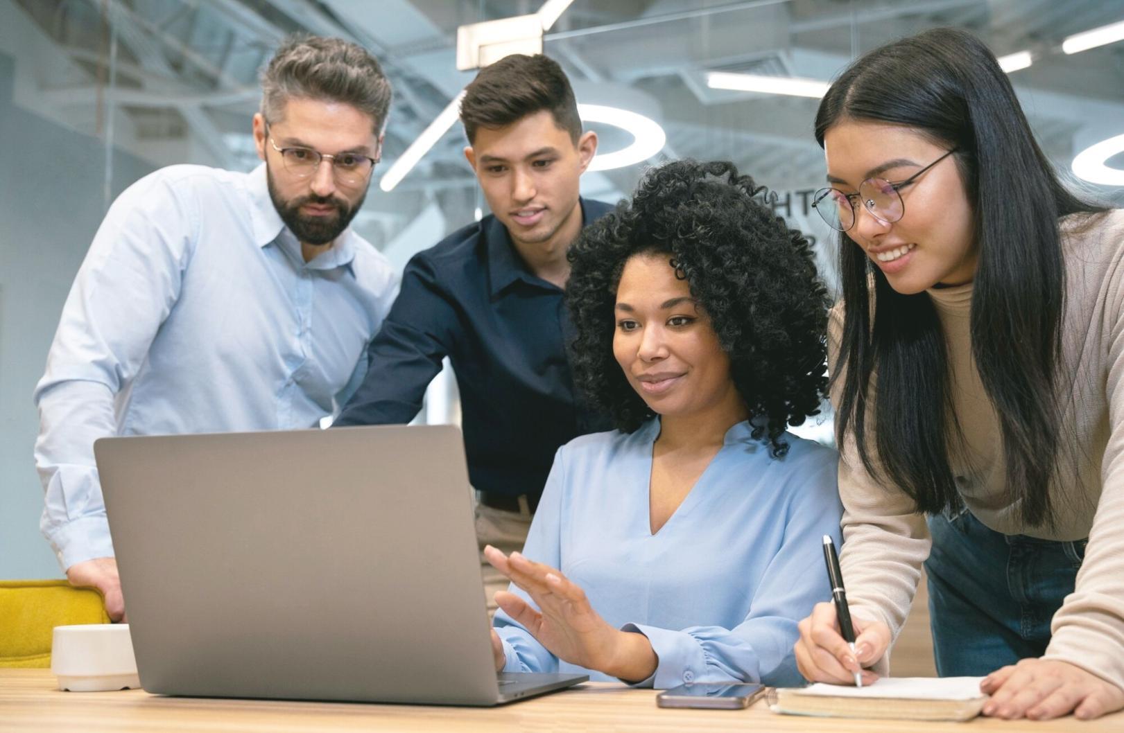 Professionelle Workshopatmosphäre mit Teilnehmern